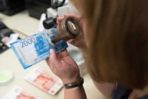 Как проверить подлинность банкнот 200 и 2000 рублей в домашних условиях? Мобильное приложение для проверки номинала банкнот 20, 100 или 1000 рублей